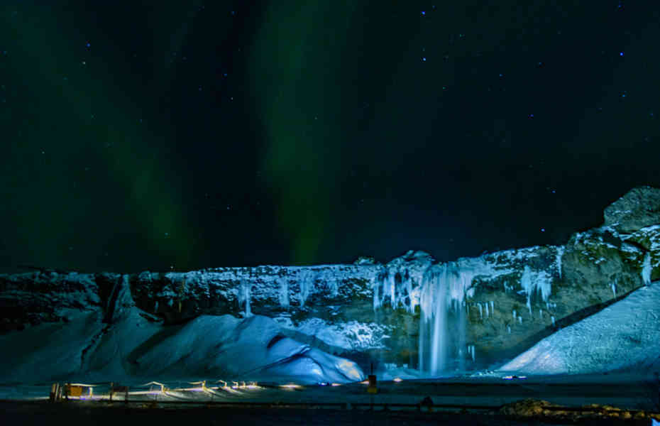 Islandia 094 - Aurora Boreal - catarata de Seljalandsfoss.jpg